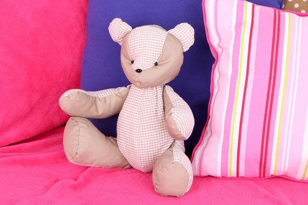Hračka medvěd s polštáře na pohovce — Stock fotografie