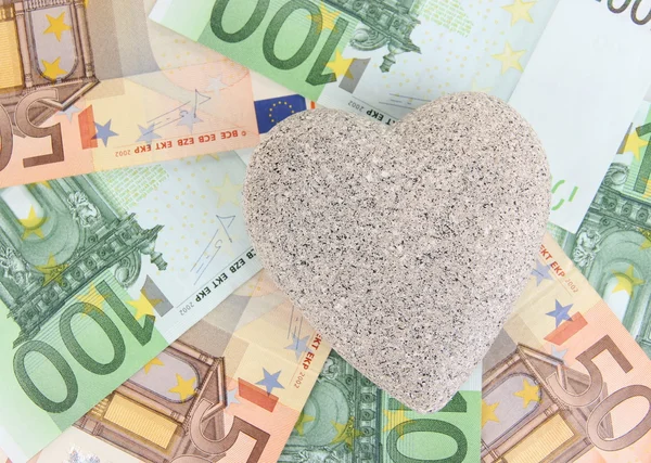 Amor pelo conceito de dinheiro. Coração na moeda europeia — Fotografia de Stock