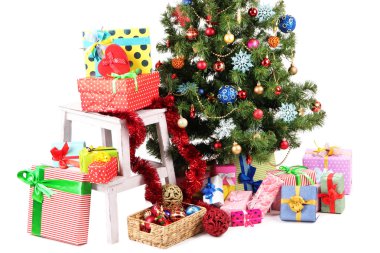 beyaz izole hediyeler ile dekore edilmiş Noel ağacı