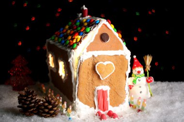 koyu arka plan üzerinde ev gingerbread