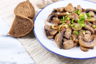 lezzetli kızarmış yağlı mantar plaka üzerinde tablo yakın çekim