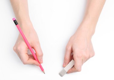 el ile üzerine beyaz izole kalem ve silme lastik