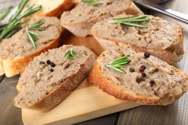 ahşap masa üstünde ekmek ile taze ezme