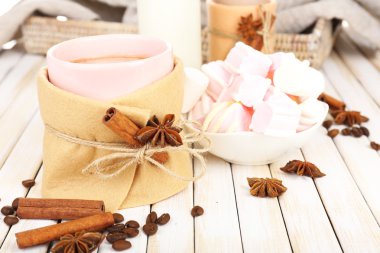 ahşap masa üzerinde keçe dekore edilmiş sıcak bir içecek bir fincan