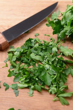 ahşap tahta yakın çekim üzerine kıyılmış maydanoz