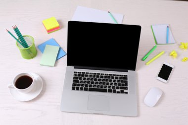 ahşap masa üzerinde açık dizüstü bilgisayar ile ofis işyeri