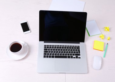 ahşap masa üzerinde açık dizüstü bilgisayar ile ofis işyeri