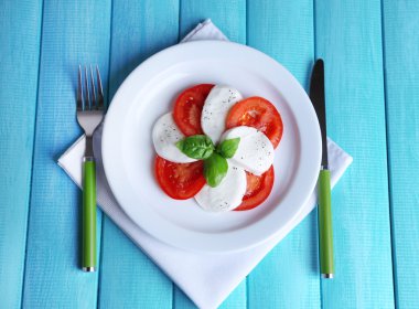 mozarella peyniri, domates ve fesleğen ahşap masa arka plaka Caprese salatası