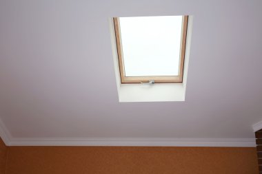 yeni modern tavan odasında çatı çatı penceresi 