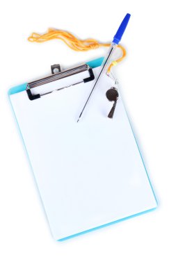 metal spor düdük üzerinde beyaz izole kalem ve kağıt levha ile