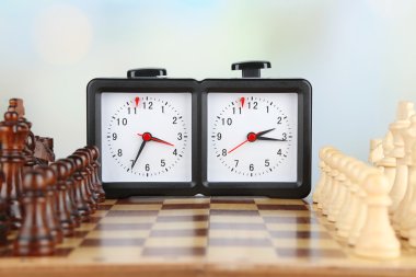 Satranç Satranç ve açık renkli saati