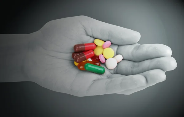 Drug abuse koncept - hand som håller piller — Stockfoto