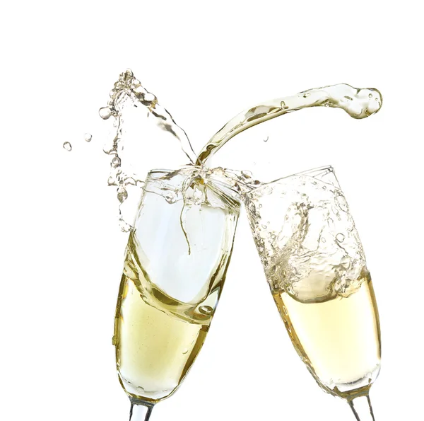 Bicchieri di champagne con spruzzi, isolati su bianco — Foto Stock