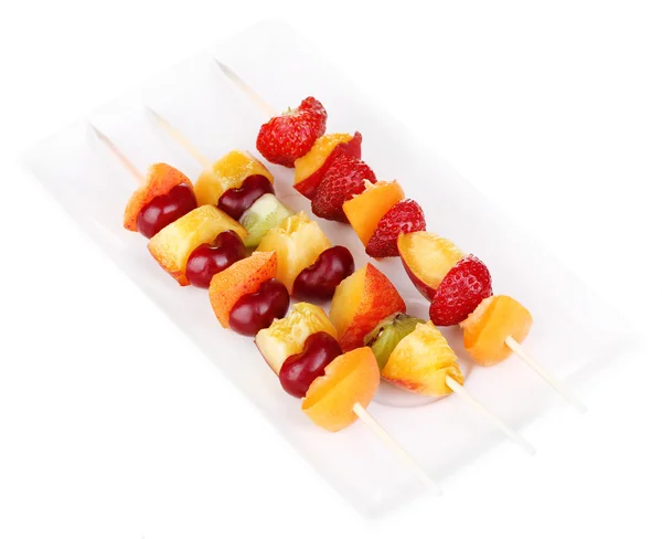 Gemengd fruit en bessen brochettes geïsoleerd op wit — Stockfoto