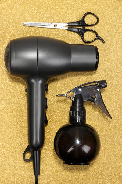 Outils de coiffure sur fond doré — Photo