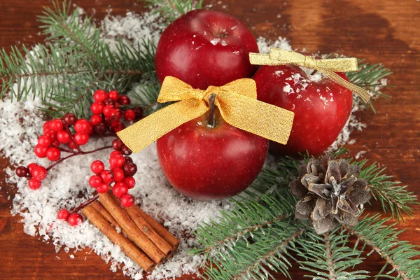 Composición navideña con manzanas rojas de invierno sobre fondo de madera —  Fotos de Stock