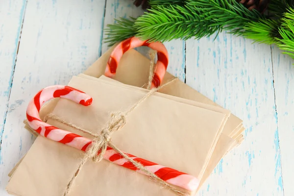 Kerstmis candy canes en/of letters voor santa, op een houten achtergrond kleur — Stockfoto