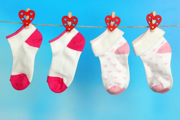 Socken hängen an Wäscheleine auf hellem Hintergrund — Stockfoto