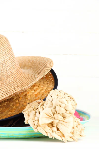 Beaucoup de chapeaux sur la table sur fond clair — Photo