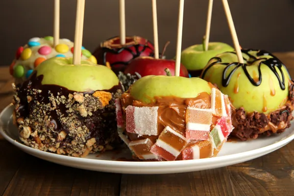 Candied apples on sticks close up — Stock Photo, Image