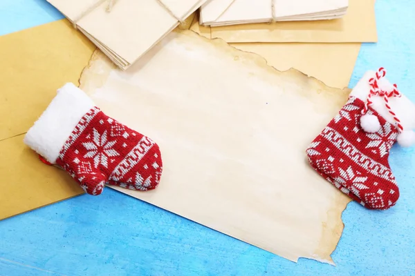 Carta ao Papai Noel sobre mesa de madeira close-up — Fotografia de Stock