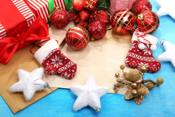 Brief an den Weihnachtsmann auf Holztisch in Großaufnahme — Stockfoto