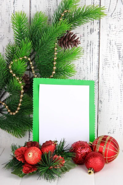 Biglietto di Natale su sfondo di legno — Foto Stock