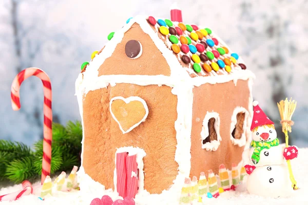 Lebkuchenhaus auf hellem Hintergrund — Stockfoto