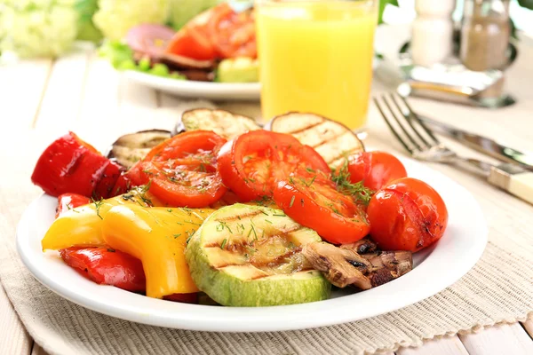 Вкусные овощи на гриле на тарелке на столе крупным планом — стоковое фото