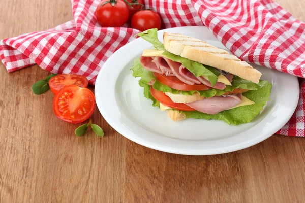 Leckeres Sandwich mit Schinken auf Holztisch — Stockfoto