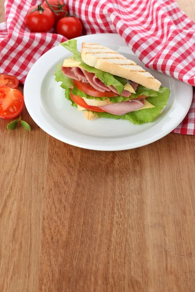 Lekkere sandwich met ham op houten tafel — Stockfoto