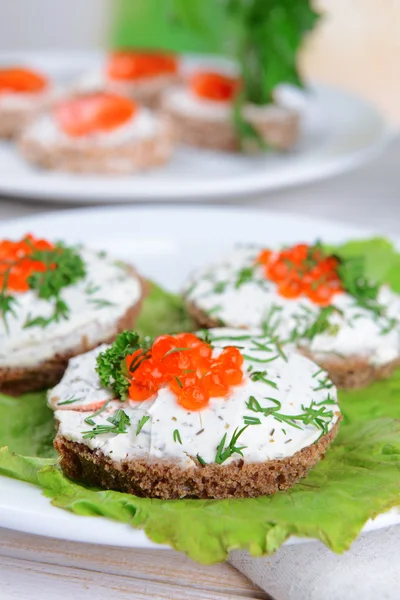 Heerlijke canapeetjes op tabel close-up — Stockfoto