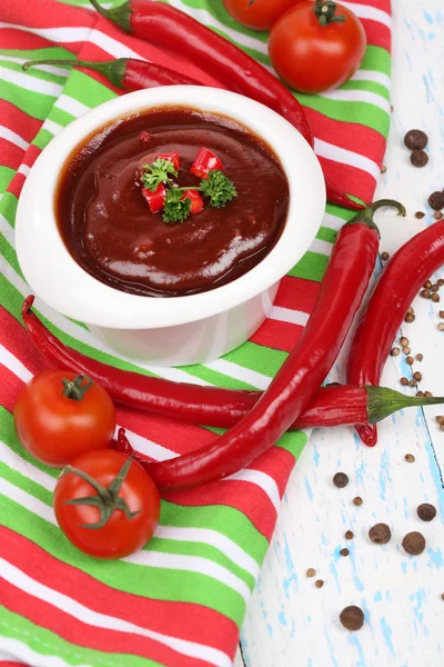 Molho de tomate em tigela na mesa de madeira close-up — Fotografia de Stock