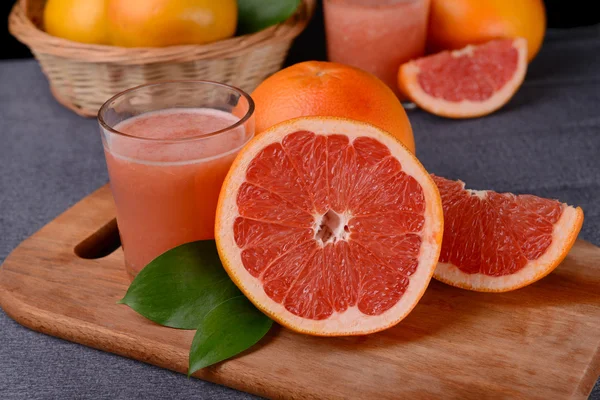 Rijp grapefruit met sap op tafel close-up — Stockfoto