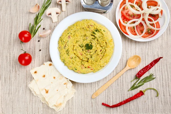 Ciotola di gustoso hummus fresco, da vicino — Foto Stock