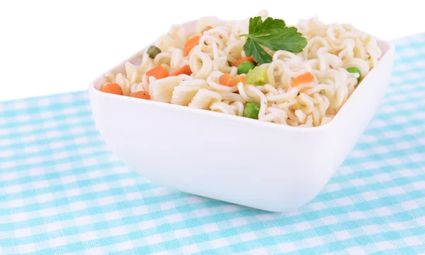 Smakelijke instant noedels met groenten in kom op tabel close-up — Stockfoto