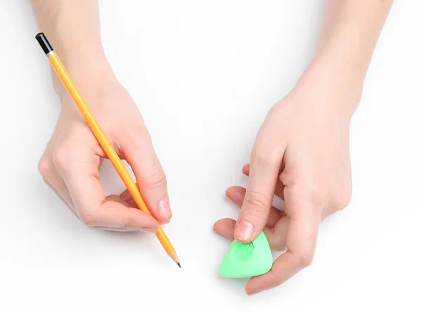 Ludzkie ręce ołówek i usunąć gumową, na białym tle — Zdjęcie stockowe