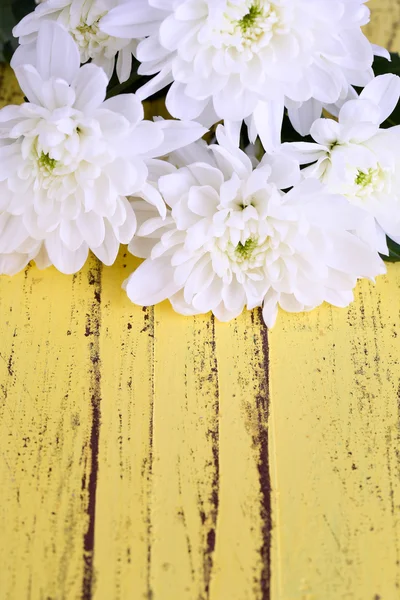 木製のテーブルのクローズ アップの美しい菊の花 — ストック写真