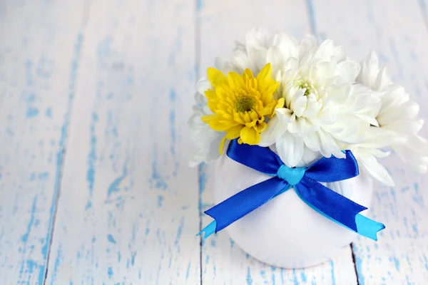 Vackra chrysanthemum blommor i vas på träbord närbild — Stockfoto