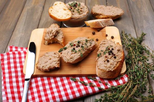 Ahşap masa üstünde ekmek ile taze ezme — Stok fotoğraf