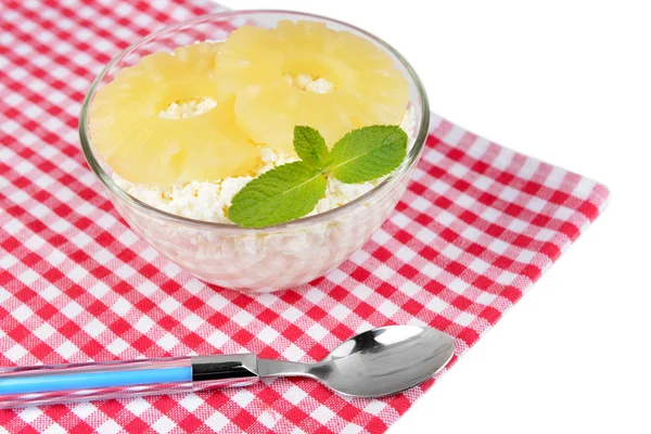 Tigela de saboroso queijo cottage com abacaxi, isolado em branco — Fotografia de Stock