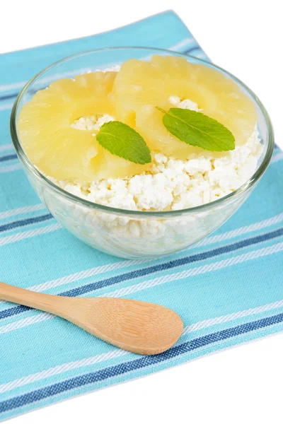 Ciotola di gustosa ricotta con ananas, isolata su bianco — Foto Stock