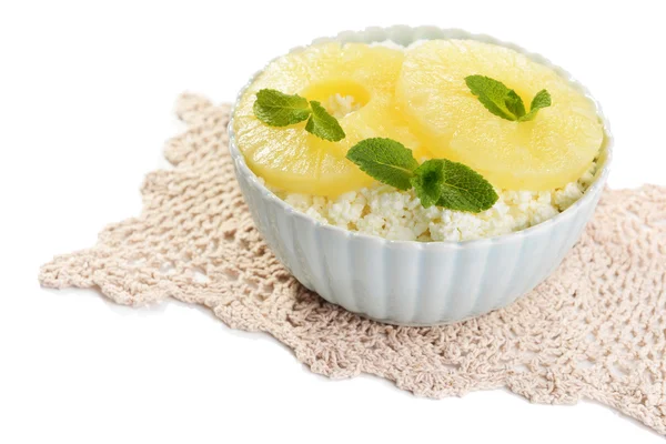 Μπολ με νόστιμο τυρί cottage με ανανά, που απομονώνονται σε λευκό — Φωτογραφία Αρχείου