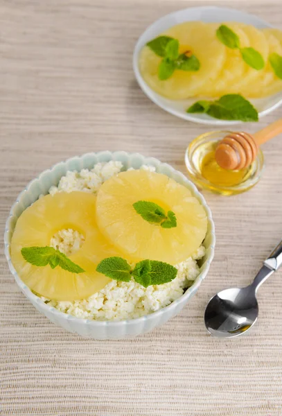 Bowl of tasty cottage cheese with pineapple, close up — Stock Photo, Image