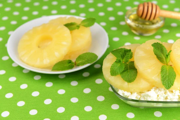 Cuenco de sabroso requesón con piña, de cerca —  Fotos de Stock