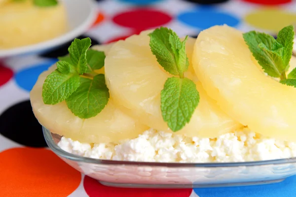 Bowl of tasty cottage cheese with pineapple, close up — Stock Photo, Image