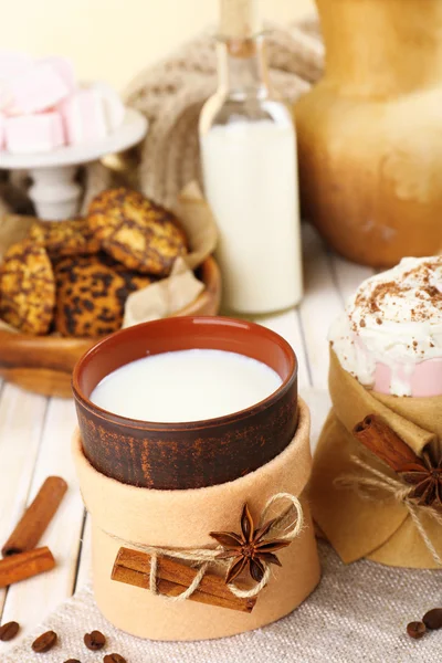 Mug of hot drink decorated in felt on wooden table — Stock Photo, Image