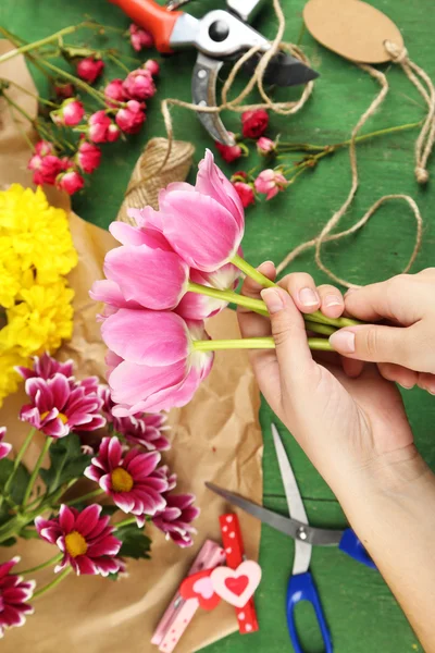 Mãos femininas compondo belo buquê, close-up. Florista no trabalho. Foto conceitual — Fotografia de Stock
