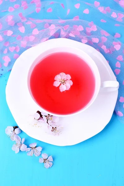 Geurige thee met bloemen op houten tafel close-up — Stockfoto
