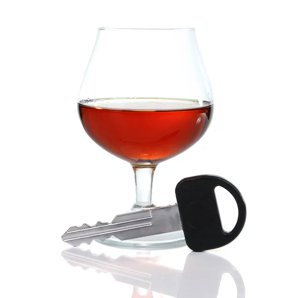 Komposition mit Autoschlüssel und Glas Cognac, isoliert auf weiß — Stockfoto